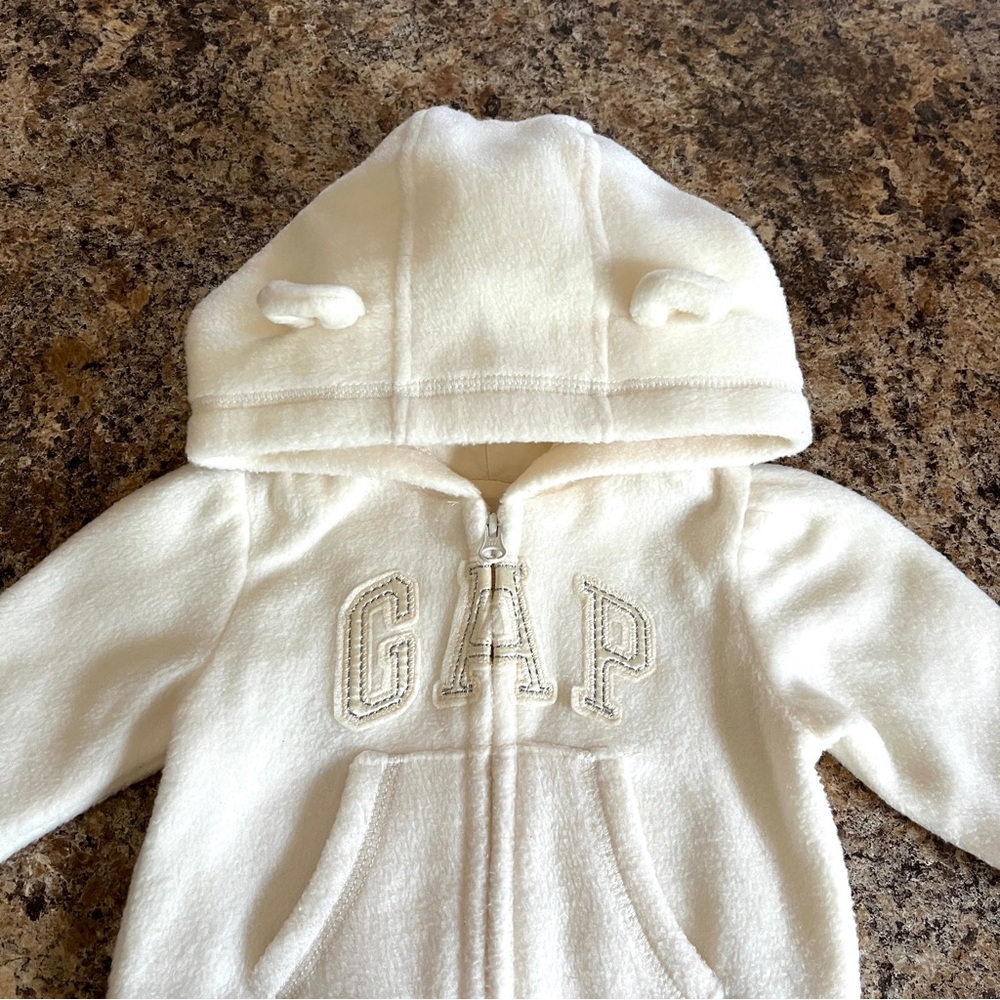 BabyGap 3-6M Cozy Cream Fleece Bear Hoodie Metallic Silver Embroidered Gap Logo
